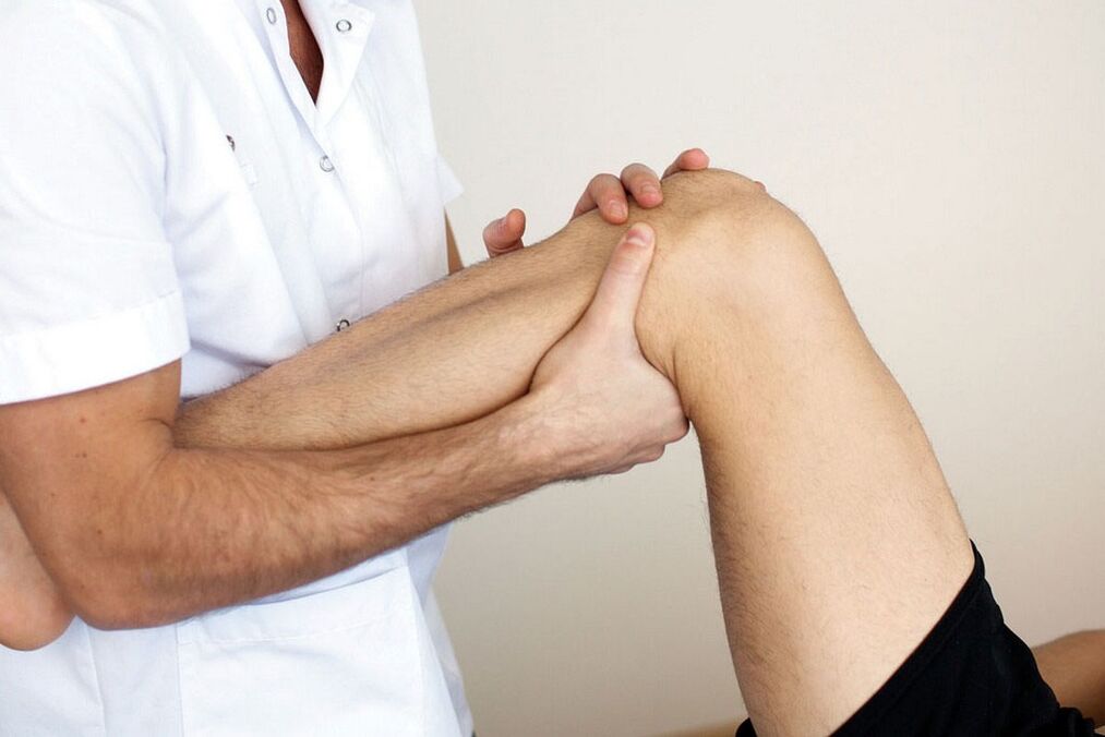 doctor examining a knee with arthrosis